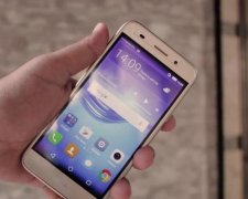 Huawei Y3 2018: бюджетний смартфон на голому Android