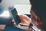 смартфон в руках, фото Pxhere