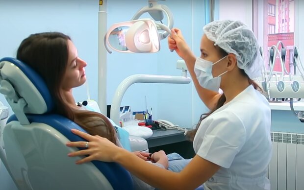 Прийом у стоматолога. Фото: скрін youtube