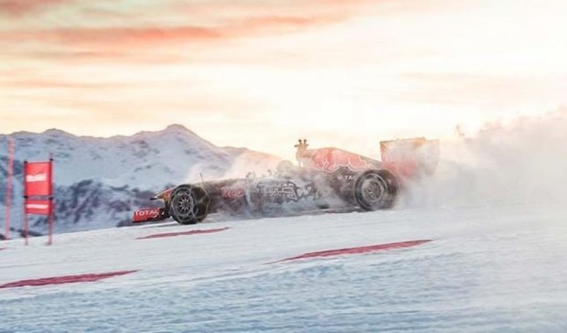Гонщик Формули-1 промчав гірськолижною трасою (відео)