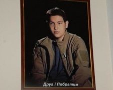 Чиновник повісив у кабінеті портрет "кіборга" замість Порошенка (фото)