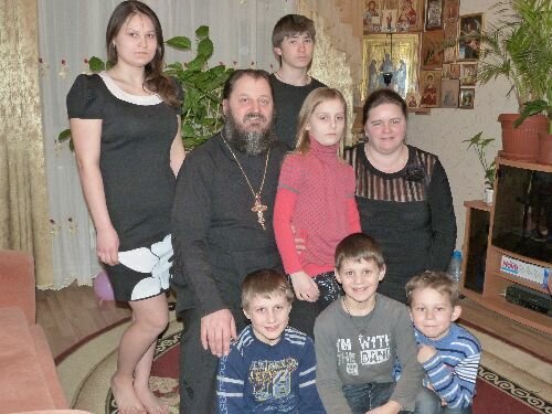 Сім'я Харківського священика показала приклад доброти-відбудували храм і виховали п'ятьох дітей