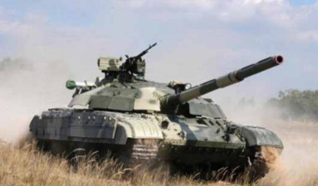 Боевики готовят провокации: красят танки в желто-синий