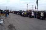 На Донбасі у чергах померла людина: перехід довжиною в життя