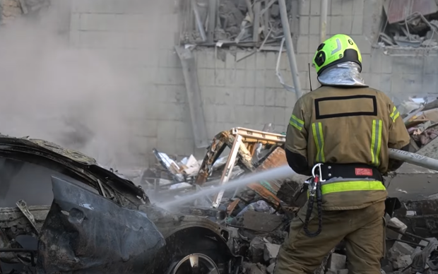 Столична влада кладе плитку, поки кияни самостійно відновлюють будинок, зруйнований ракетою