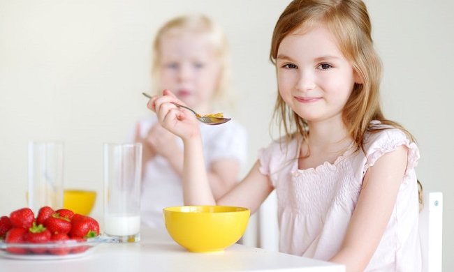 Завтрак для чемпионов: чем кормить детей по утрам