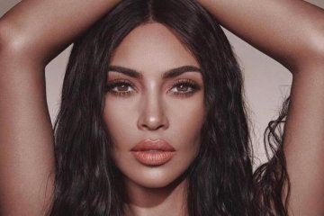 Теперь так модно: Кардашьян натянула стринги до ушей 