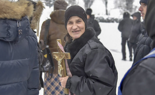 Отморозят религию: УПЦ МП стоят на коленях под Радой, эпичные фото