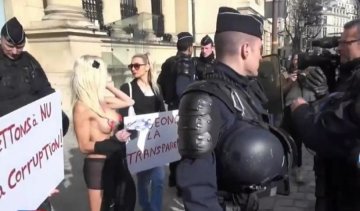 У Парижі затримали голого кандидата у президенти