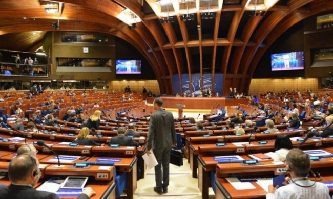 Півкабана та шоколадка: європейські депутати показали, як правильно давати хабар