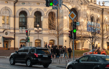 Украинцы, авто, светофор, фото из соцсетей