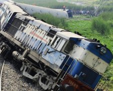 Розвіяні вітром: потужний порив зніс з рейок два потяги