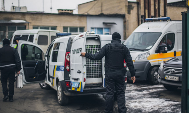 Викинув на вулицю і дав по газах: неадекватний маршрутник жорстоко познущався над пасажиром з інвалідністю