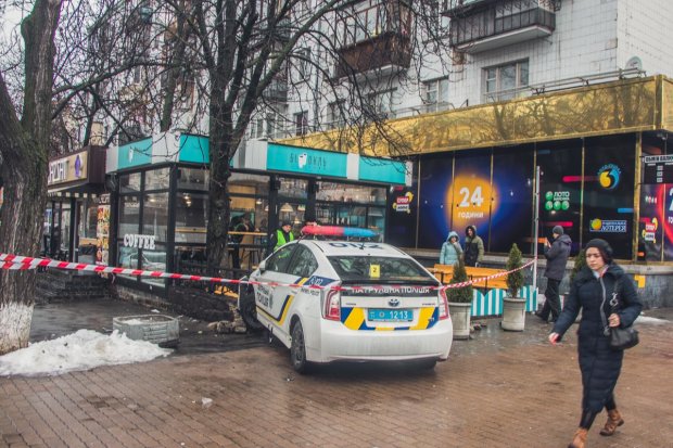 Киевский патруль взбесился: снес пешехода и протаранил кафе, эпичные кадры