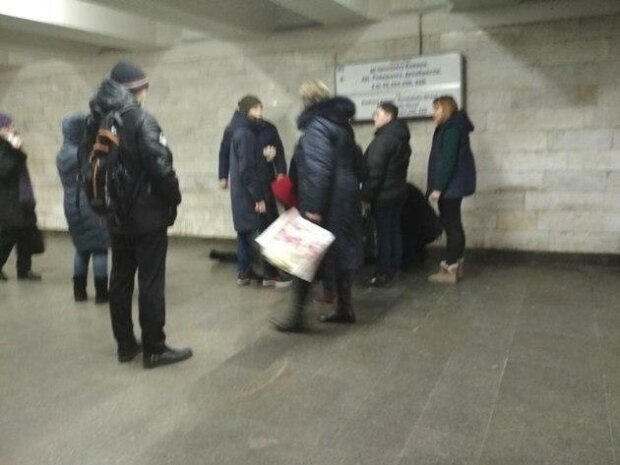 У киевлянина произошел инфаркт в метро, фото: Украина Сейчас