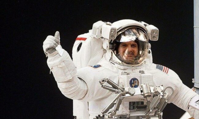 Не знімаючи штани: NASA створить скафандр для ледачих