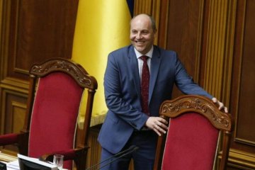 Парубій знайшов привід нагородити батька