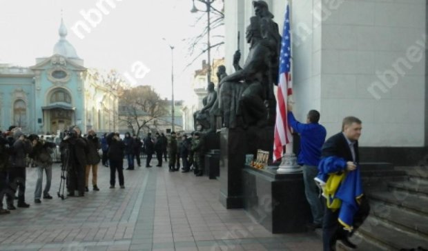 Замена флага Украины в ВР возмутила соцсети (фото)