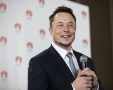 Как тебе такое, Илон Маск: блондинка попыталась заправить Tesla обычным бензином, что из этого получилось