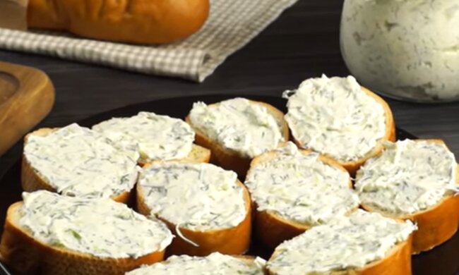 Домашній сир з зеленню, кадр з відео