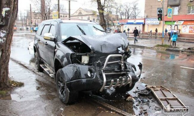 Криворізький позашляховик врізався одразу в три маршрутки (фото)