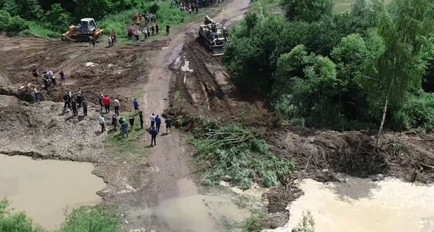 Последствия наводнения в Карпатах показали с высоты - размытые дороги и плавающие дома, как в фильме об Апокалипсисе