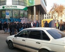 Поліція звільнила понад 20 замурованих в Сбербанку людей