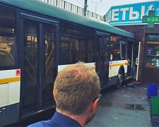 У Росії автобус двічі протаранив квітковий магазин