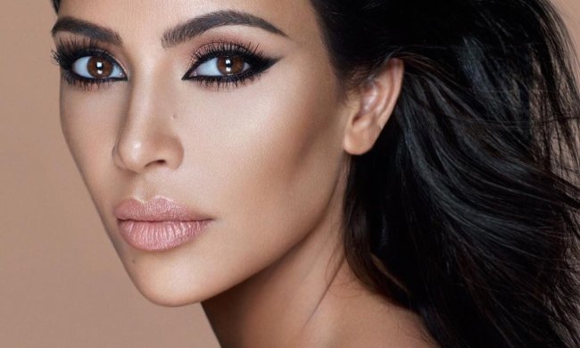 Кардашьян стала новой Женщиной-кошкой: костюмчик не скрыл пышных форм