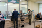 Пенсіонери в банку. Фото: згенероване ШІ
