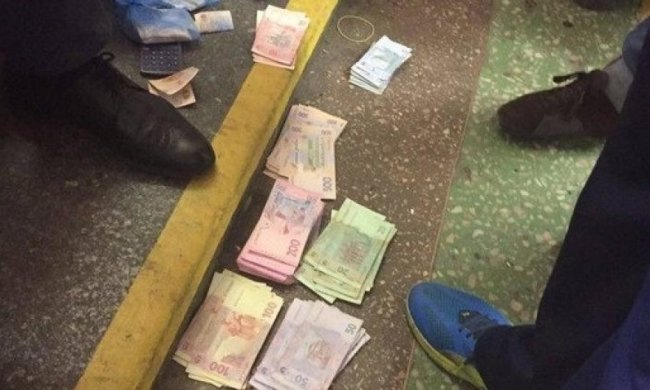 Прикордонник відкрив платну дірку в паркані (фото)