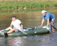 В ужгородській регаті "Пішкодралом по воді" перемогла ванна (фото)