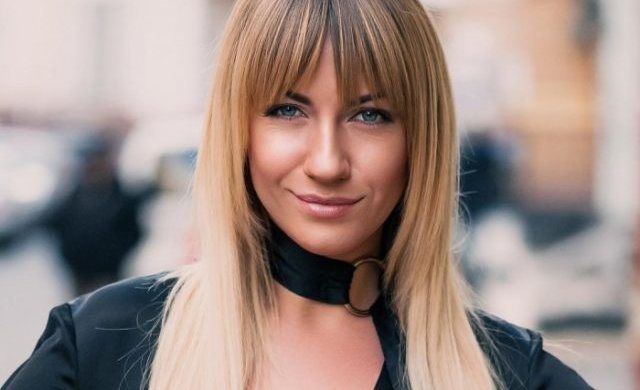 Нікітюк в розкішній сукні побувала на виставці унітазів: їла чорну ікру в діамантах