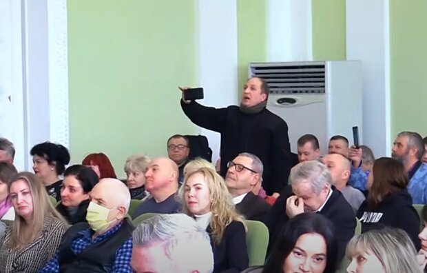 Засідання Чернігівської міської ради / фото: скріншот Youtube