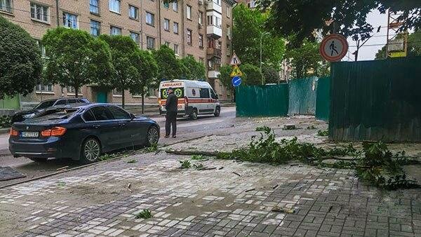 Четыре днепрянина остались без машин из-за строителей, вместо крошек - мокрое место