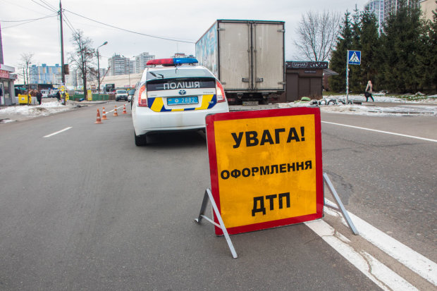 Крупное ДТП заблокировало выезд из Киева: видео