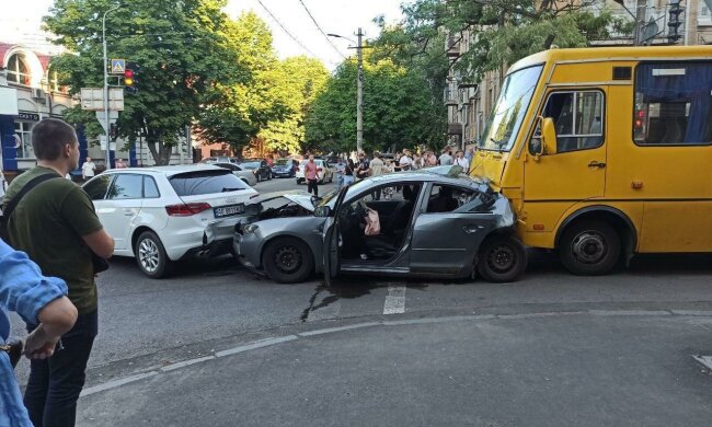 У Дніпрі маршрутка без гальм зім'яла в гармошку два легковики — дитину діставали з купи металу