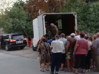 Рожков приїхав на Lexus за 3 млн роздавати виборцям кавун, фото: Сергій Нікітенко