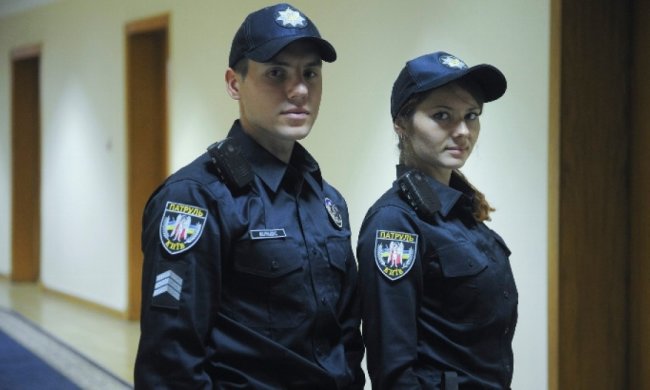 Яценюку не сподобалися черевики столичних патрульних (фото)