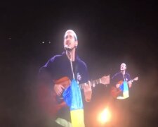 Вуличний музикант заспівав "Обійми" разом із Coldplay