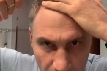 Кличко с ножницами "припудрил носик" в ванной и оставил парикмахеров без работы