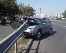 Жуткое ДТП в Киеве: отбойник разорвал легковушку пополам
