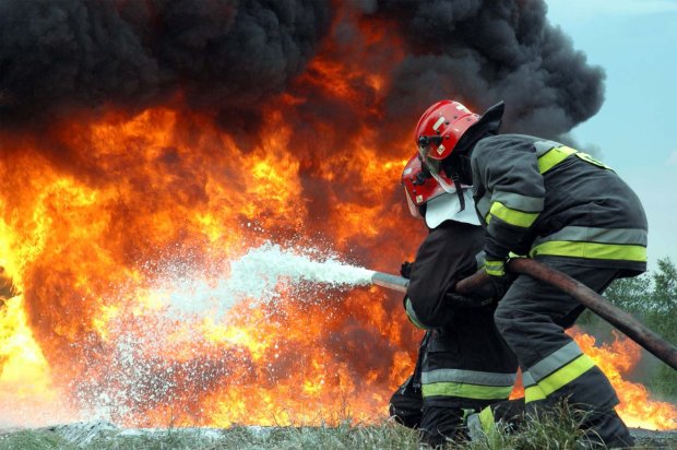 У Керчі палають склади, пожежники рятують майно та паралізованих жахом людей: пекельне відео