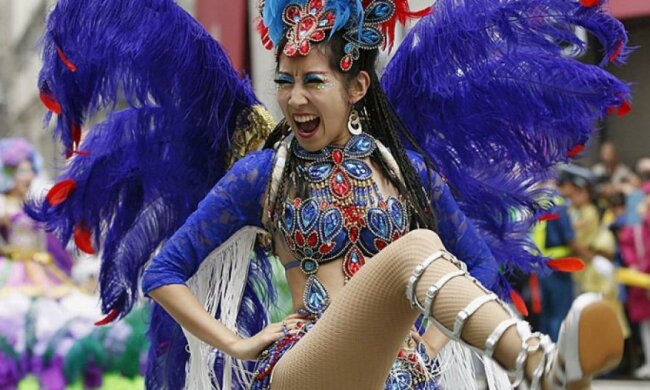 Любители самбы перенесли бразильский карнавал в Токио (фото)