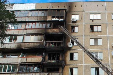 У Луганську згоріли кілька поверхів будинку (фото)