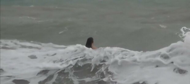 У Запоріжжі дівчина пірнула у вируюче море і потонула - байдужий пенсіонер і пальцем не поворухнув