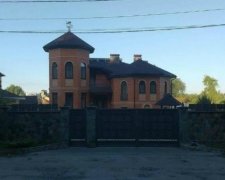 Винуватець аварії з журналістом приховує величезний маєток
