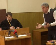 В українського суддю вселився диявол, і він спробував убити себе... ручкою: відео 18+