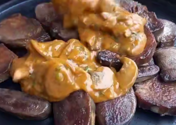 Язик в густій грибній підливі, кадр з відео