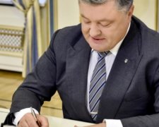 Порошенко дозволив українцям купувати дешеві іномарки закордоном